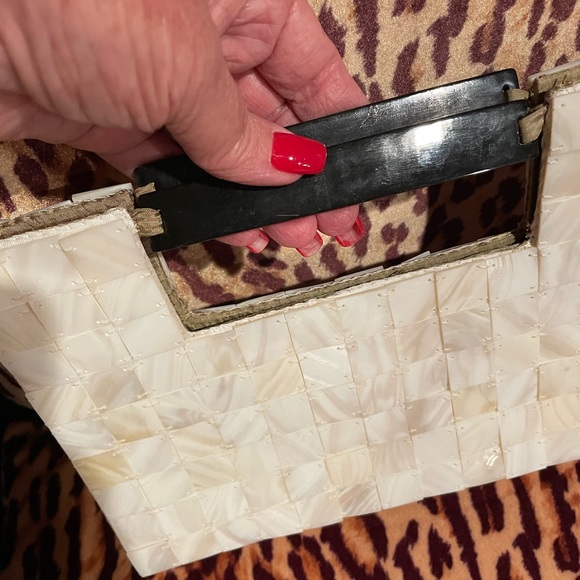 Vintage Mod by Design abalone shell footed purse in excellent condition. - Picture 4 of 7